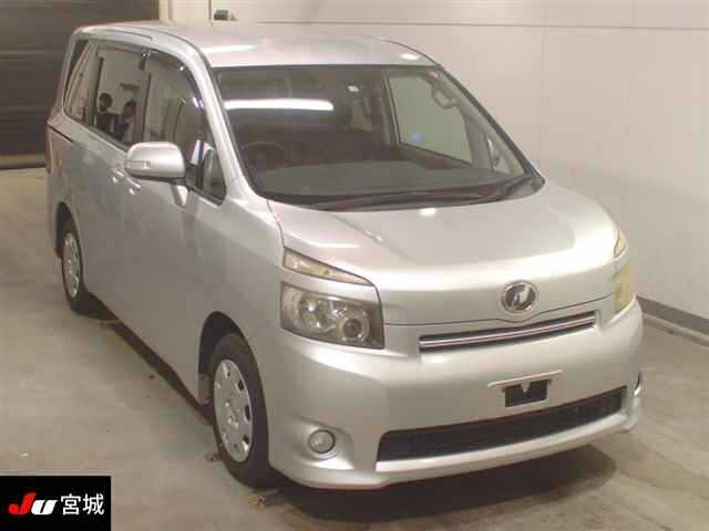 TOYOTA VOXY 2010
