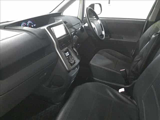 TOYOTA VOXY 2010