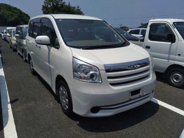 TOYOTA NOAH 2009