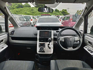 TOYOTA VOXY 2010
