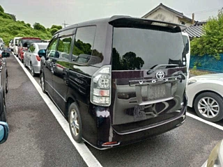 TOYOTA VOXY 2010