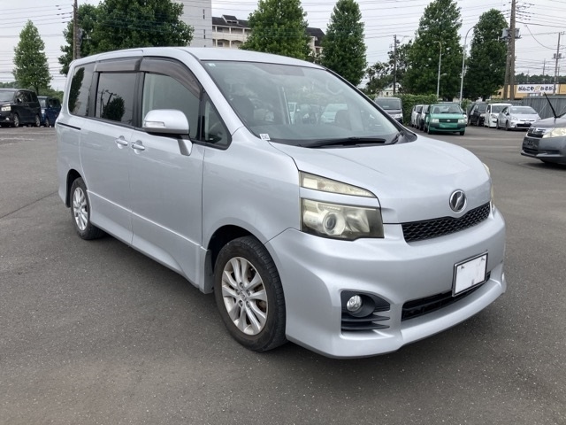 TOYOTA VOXY 2010