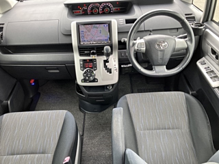 TOYOTA VOXY 2010