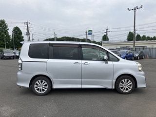 TOYOTA VOXY 2010