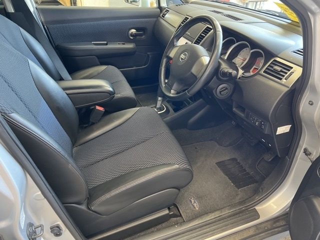 NISSAN TIIDA 2010