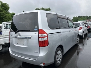 TOYOTA NOAH 2010