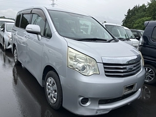 TOYOTA NOAH 2010