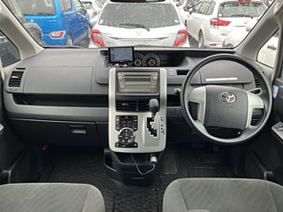 TOYOTA NOAH 2010