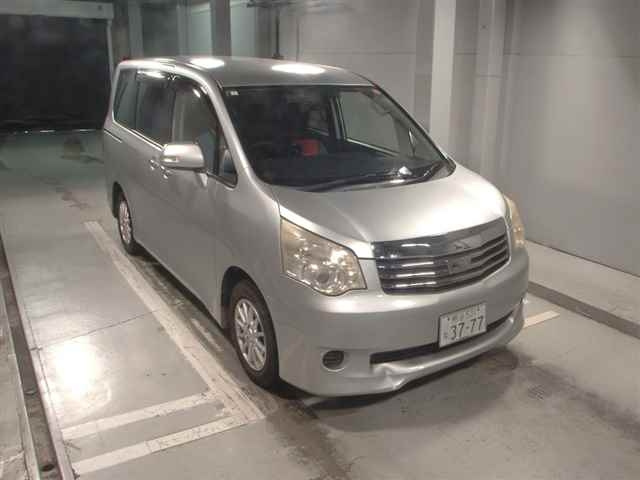 TOYOTA NOAH 2011
