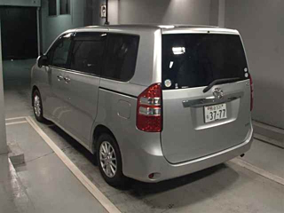 TOYOTA NOAH 2011