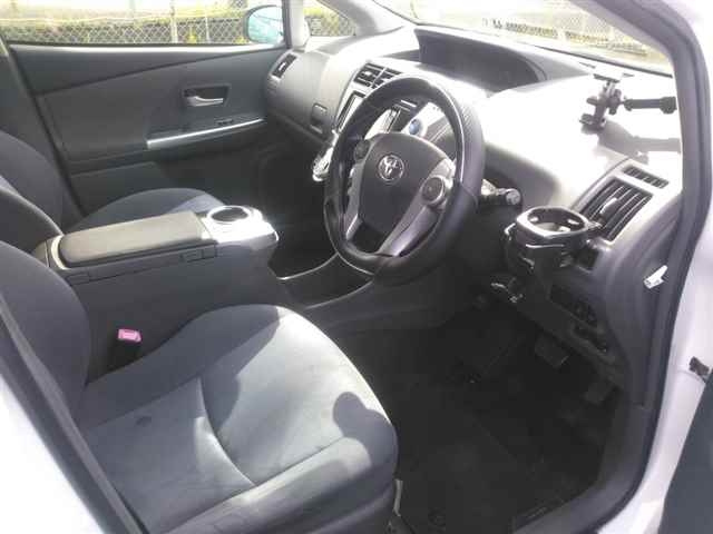 TOYOTA PRIUS ALPHA 2011