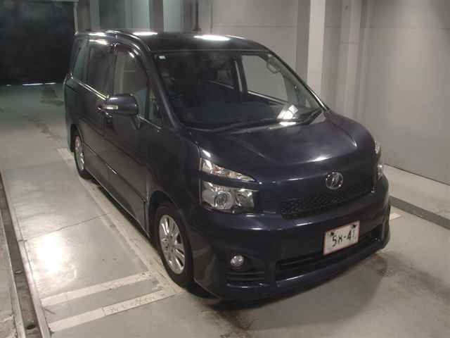 TOYOTA VOXY 2010
