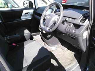 TOYOTA VOXY 2010