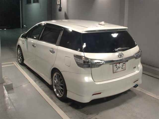 TOYOTA WISH 2010