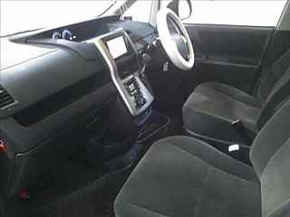 TOYOTA VOXY 2010