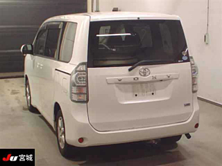TOYOTA VOXY 2010