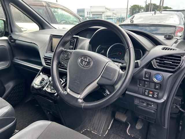TOYOTA NOAH 2017