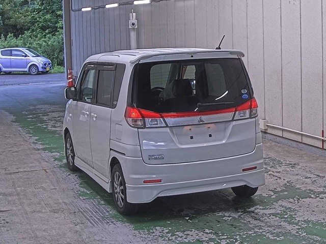 MITSUBISHI DELICA D2 2011