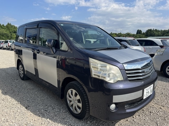 TOYOTA NOAH 2010