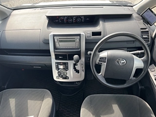 TOYOTA NOAH 2010