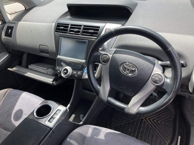 TOYOTA PRIUS ALPHA 2013