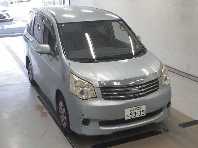 TOYOTA NOAH 2013