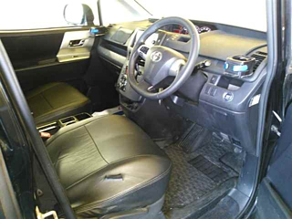 TOYOTA VOXY 2011