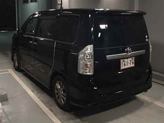 TOYOTA VOXY 2011