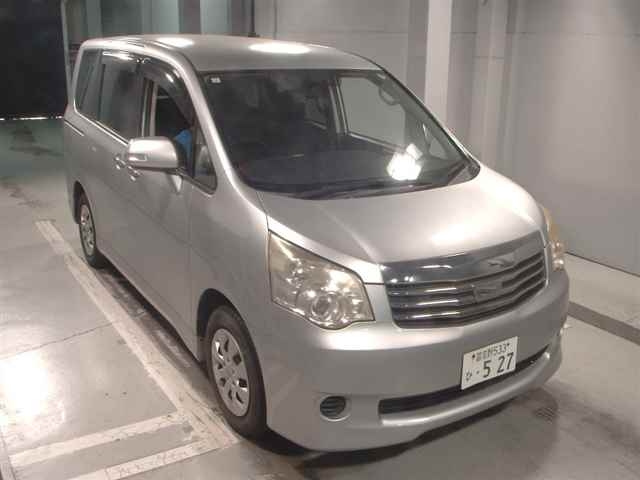 TOYOTA NOAH 2011