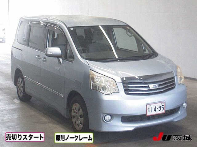 TOYOTA NOAH 2010