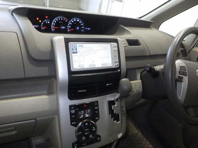 TOYOTA NOAH 2010