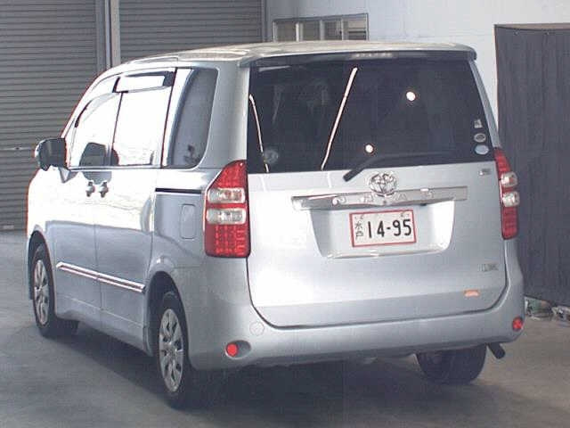 TOYOTA NOAH 2010