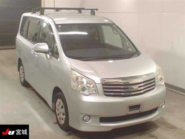 TOYOTA NOAH 2013