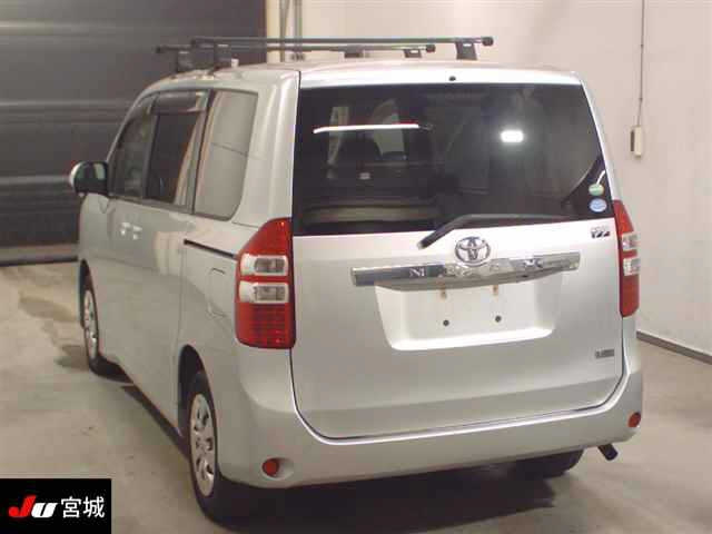 TOYOTA NOAH 2013