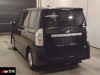 TOYOTA VOXY 2011