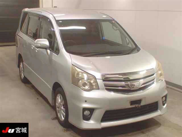 TOYOTA NOAH 2010