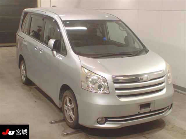 TOYOTA NOAH 2010