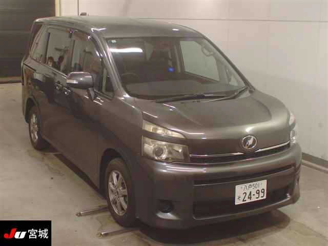 TOYOTA VOXY 2011