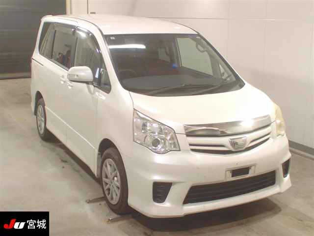 TOYOTA NOAH 2011
