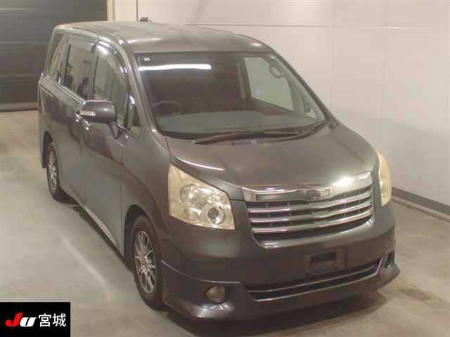 TOYOTA NOAH 2010