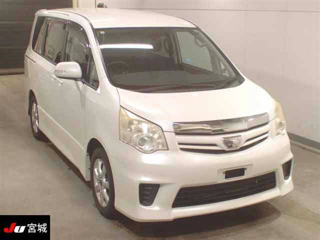 TOYOTA NOAH 2010
