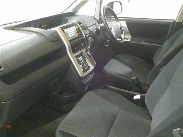 TOYOTA NOAH 2010