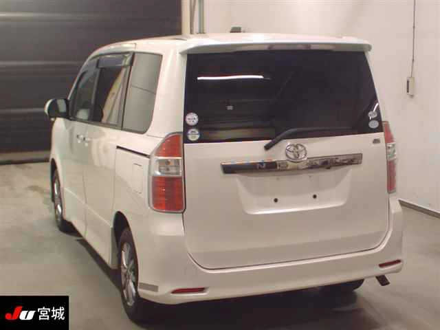 TOYOTA NOAH 2008