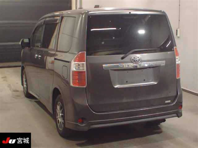TOYOTA NOAH 2010