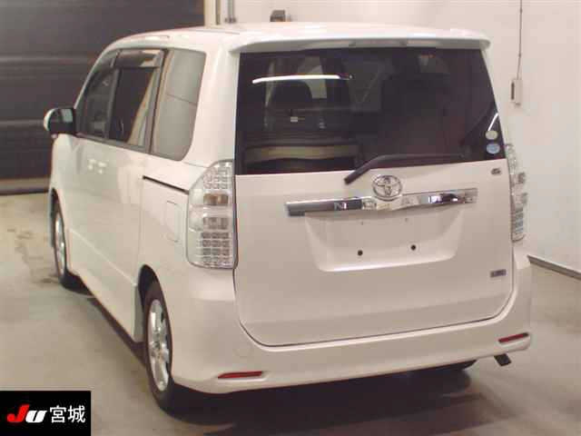 TOYOTA NOAH 2010