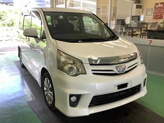 TOYOTA NOAH 2010
