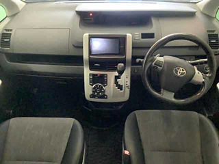 TOYOTA NOAH 2010