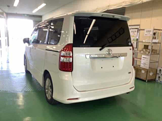 TOYOTA NOAH 2010