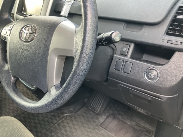 TOYOTA NOAH 2010