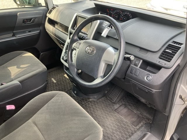 TOYOTA NOAH 2010